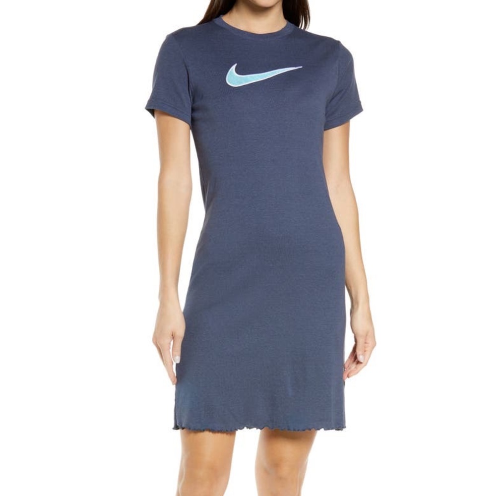 NIKE Sportswear Femme Swoosh Graphic T-Shirt Dress